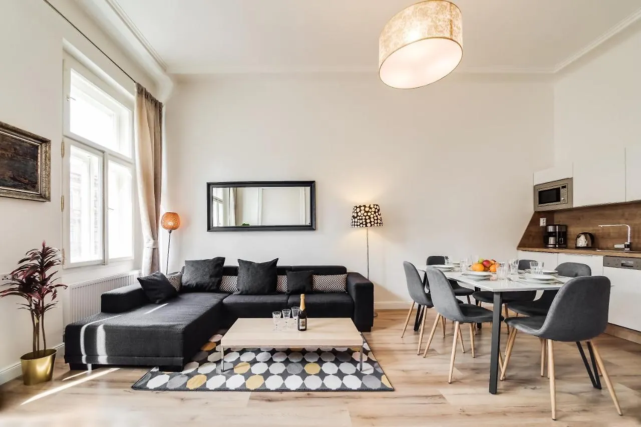 Charles Bridge - 3 Bedroom Apartment - Old Town Prag