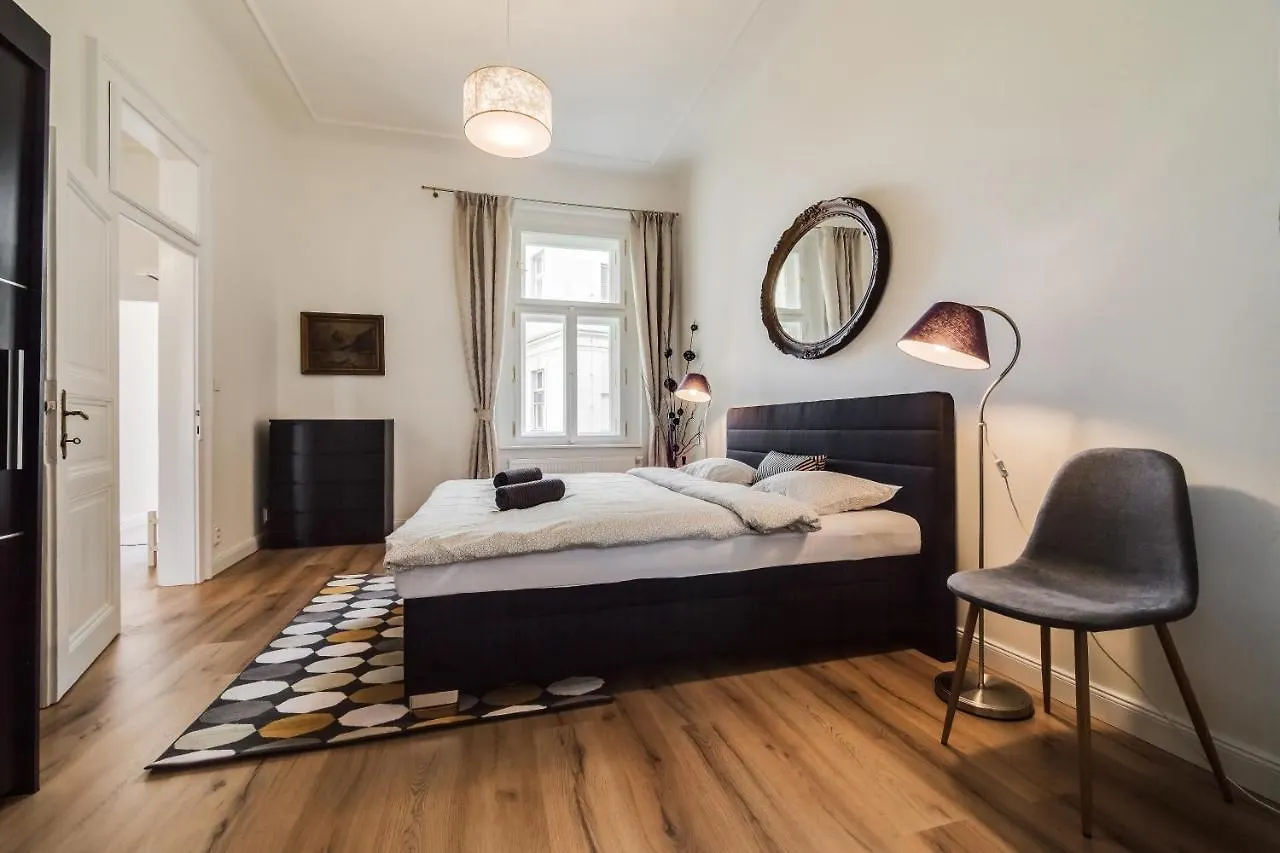 Charles Bridge - 3 Bedroom Apartment - Old Town Prag